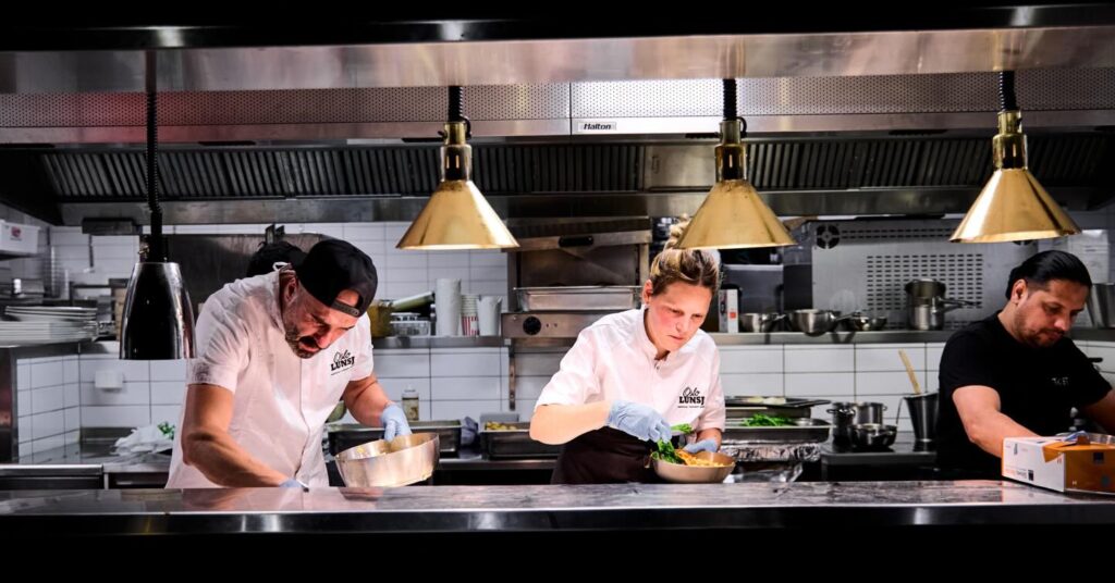 Teamwork på kjøkkenet oslolunsj